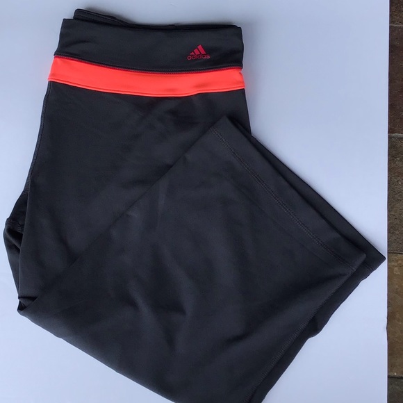 Women’s Adidas crop workout pant - Picture 3 of 3